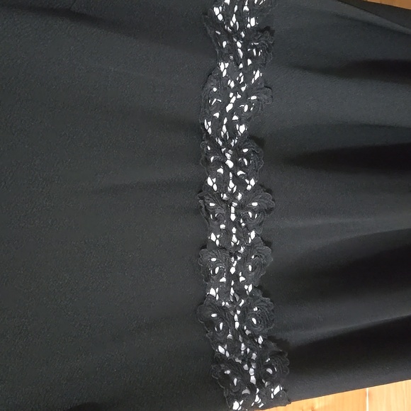 Elegant Black Sleeveless Dress - Picture 3 of 9